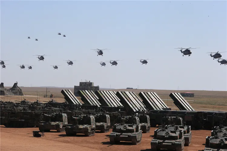 美國軍事專家指出，共軍缺少有效實現不同領域武器和系統的使用或控制的「融合」能力。圖為解放軍演習。翻攝解放軍網