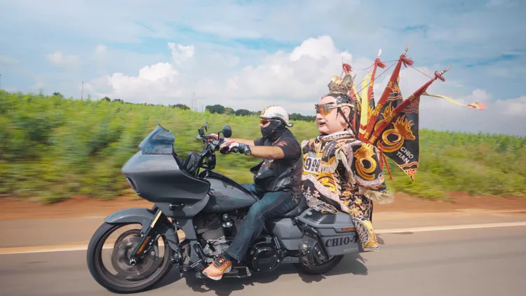 九天曾做出許多近乎瘋狂的嘗試，如扛三太子徒步臺灣環島、登上玉山、走進撒哈拉沙漠，以搏得媒體頭版報導。公視提供