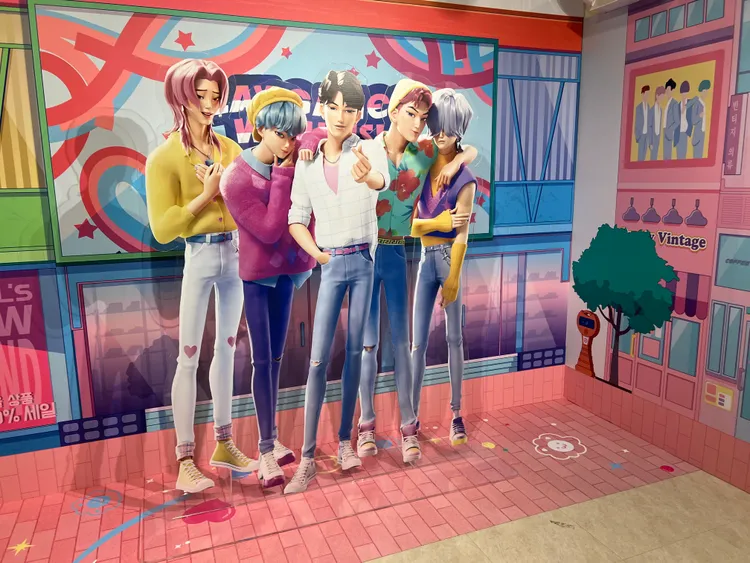 片中受歡迎的男團Saja Boys。陳薇安攝