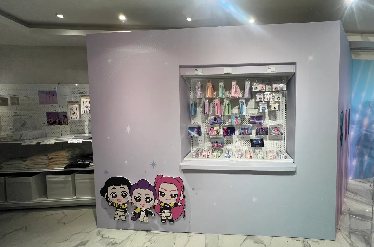 现场有HUNTR/X的Q版人偶。陈薇安摄