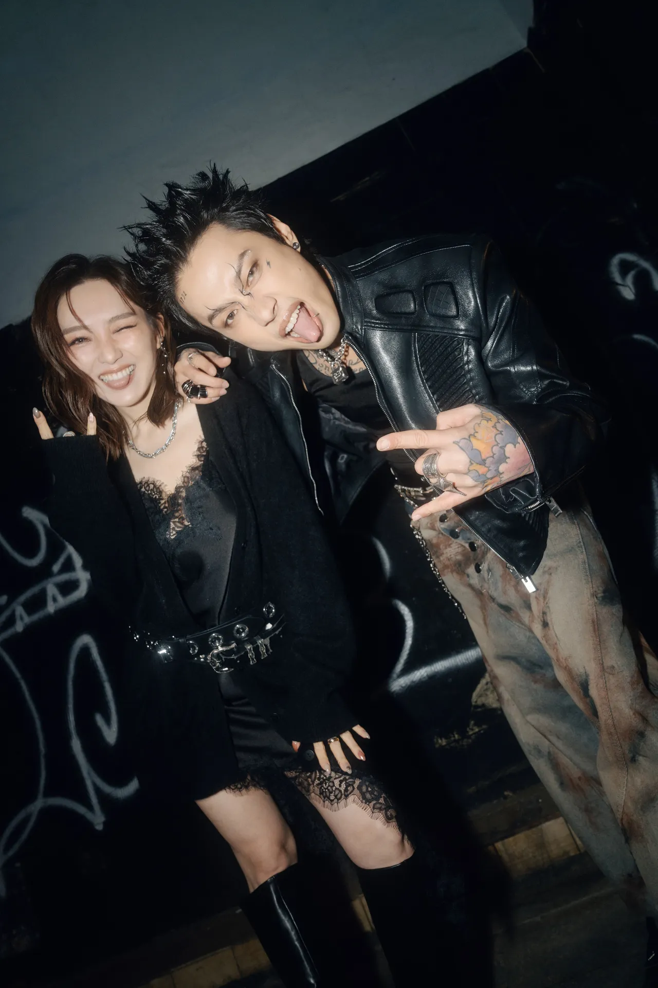 閻奕格(左)與Marz23 攜手合唱。