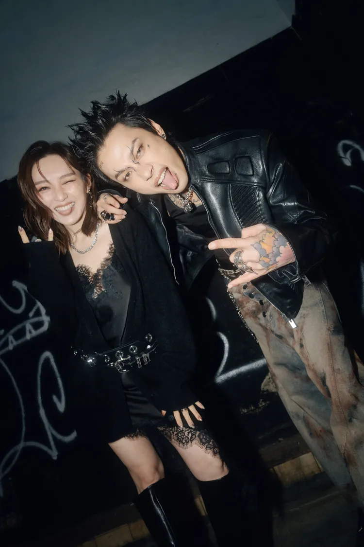 閻奕格(左)與Marz23 攜手合唱。