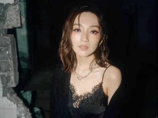 閻奕格激薄蕾絲拍片染風寒　跟人夫Marz23超有緣　