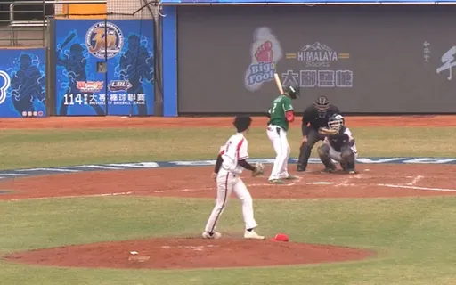 影｜南华大学投手单场捡78次帽子！球评很担心　网：不掉帽就不强了