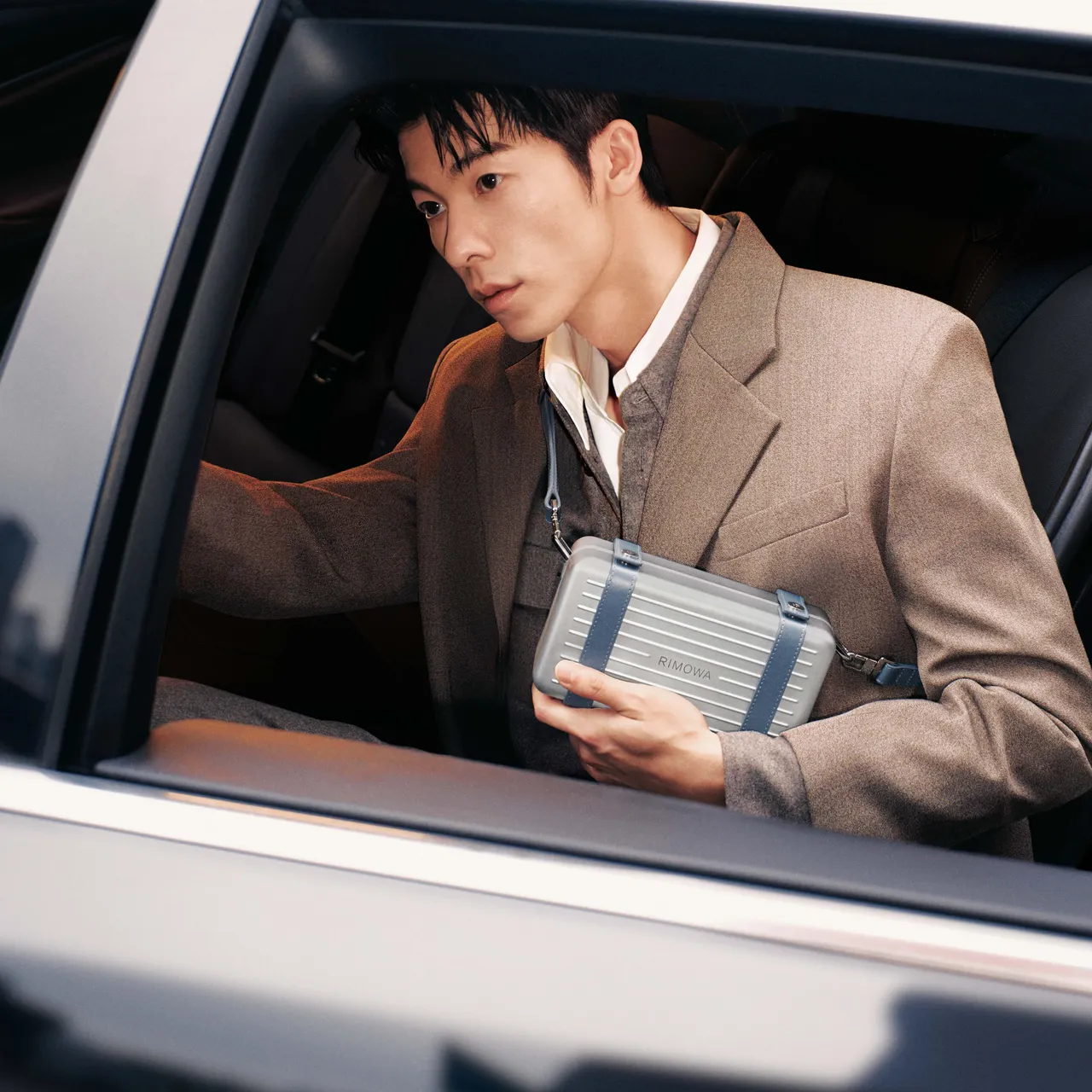 许光汉另也演绎缩小版的柔雾蓝硬壳斜背包。品牌提供