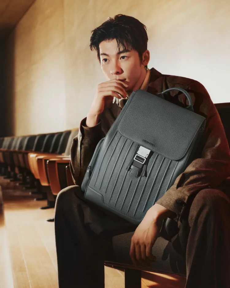 許光漢以Never Still系列皮革翻蓋後背包示範帥氣旅行日常。品牌提供