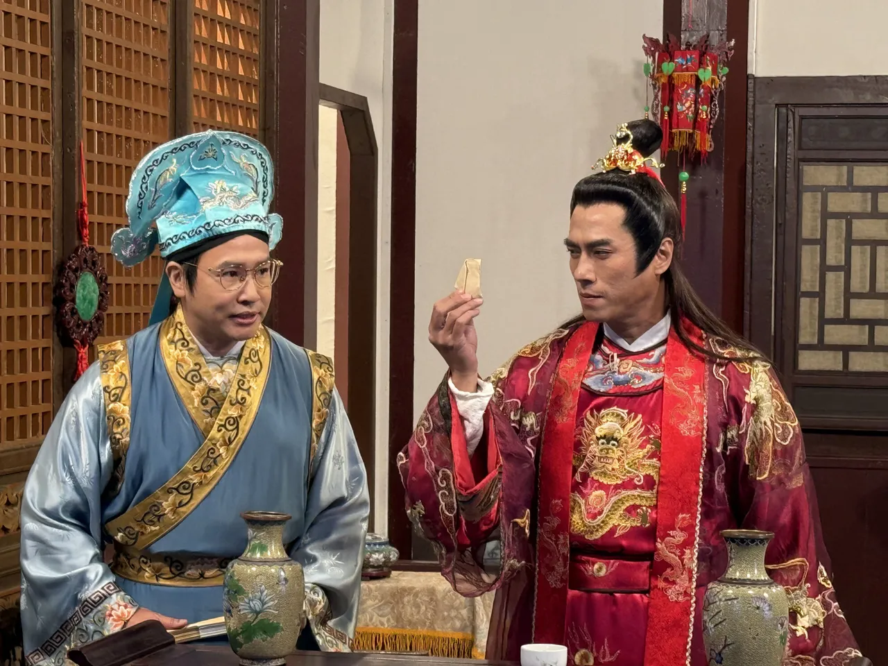 庄凯勋（右）饰演陈世美，却反遭欧汉声调戏。华视提供