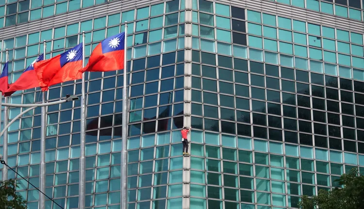 美國傳奇攀岩家霍諾德（Alex Honnold）徒手攻頂台北101，這場極限挑戰透過Netflix全球直播，眾多網友認為，此次101官方結合國際串流平台與全球媒體的策略，行銷成效遠超預期。莊宗達攝