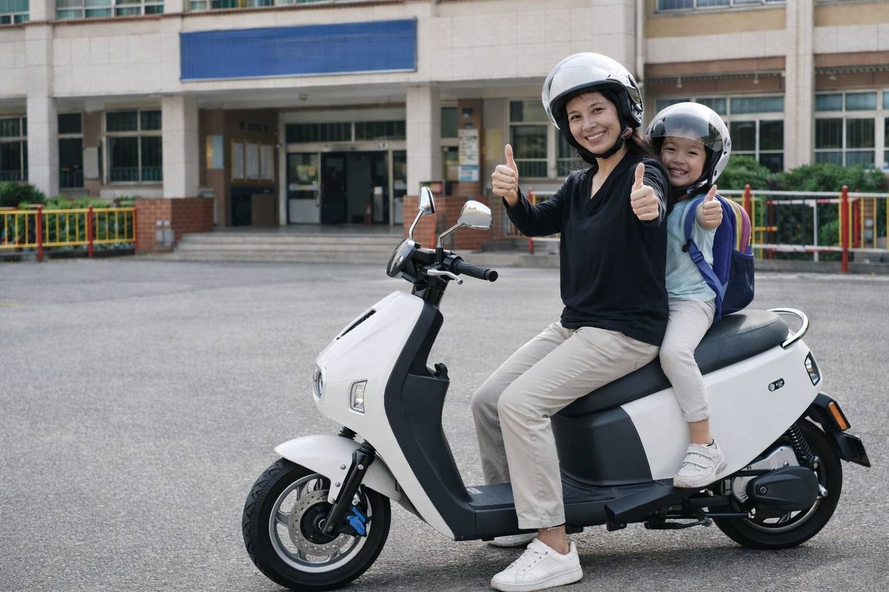 桃園電動機車補助最高44,000元 外送騎士、守望相助隊加碼上路