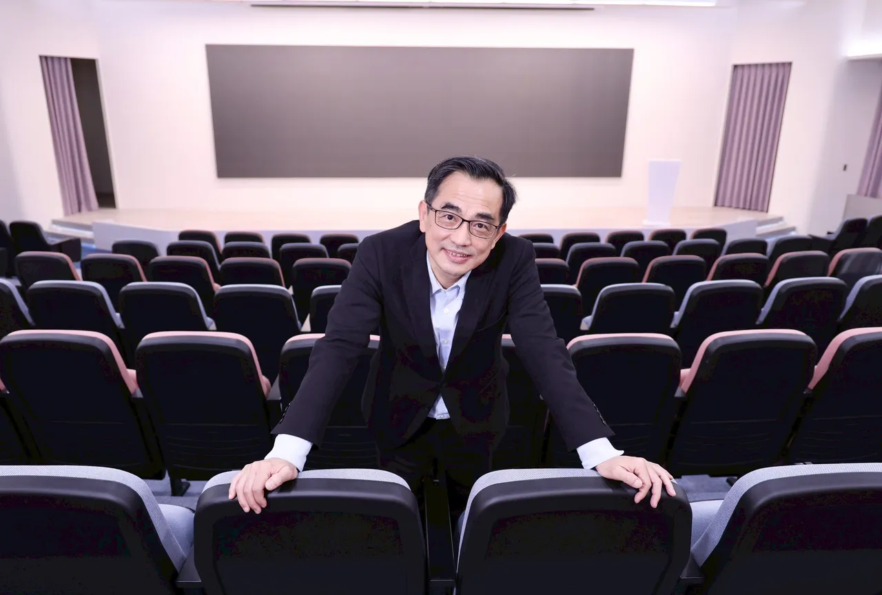 走進位在新店的鼎新數智大樓，映入眼簾的即是象徵未來高科技的藍白色系空間，以及一間可容納近百人的多功能會議室。莊宗達攝