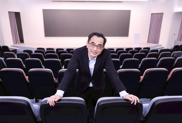 走進位在新店的鼎新數智大樓，映入眼簾的即是象徵未來高科技的藍白色系空間，以及一間可容納近百人的多功能會議室。莊宗達攝