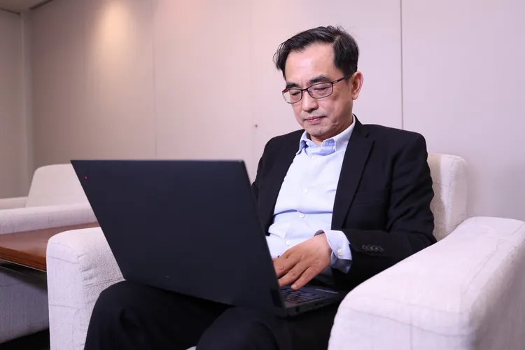 陳劉杰坦承自己是個「AI重度使用者」，不管在公司辦公室或會議室，或是回家的書房，都一直與電腦為伍。莊宗達攝