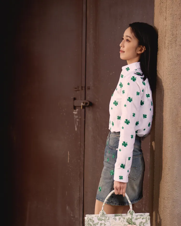 陳庭妮渾身「長滿」幸運草，散發濃濃春日氣息。翻攝陳庭妮IG