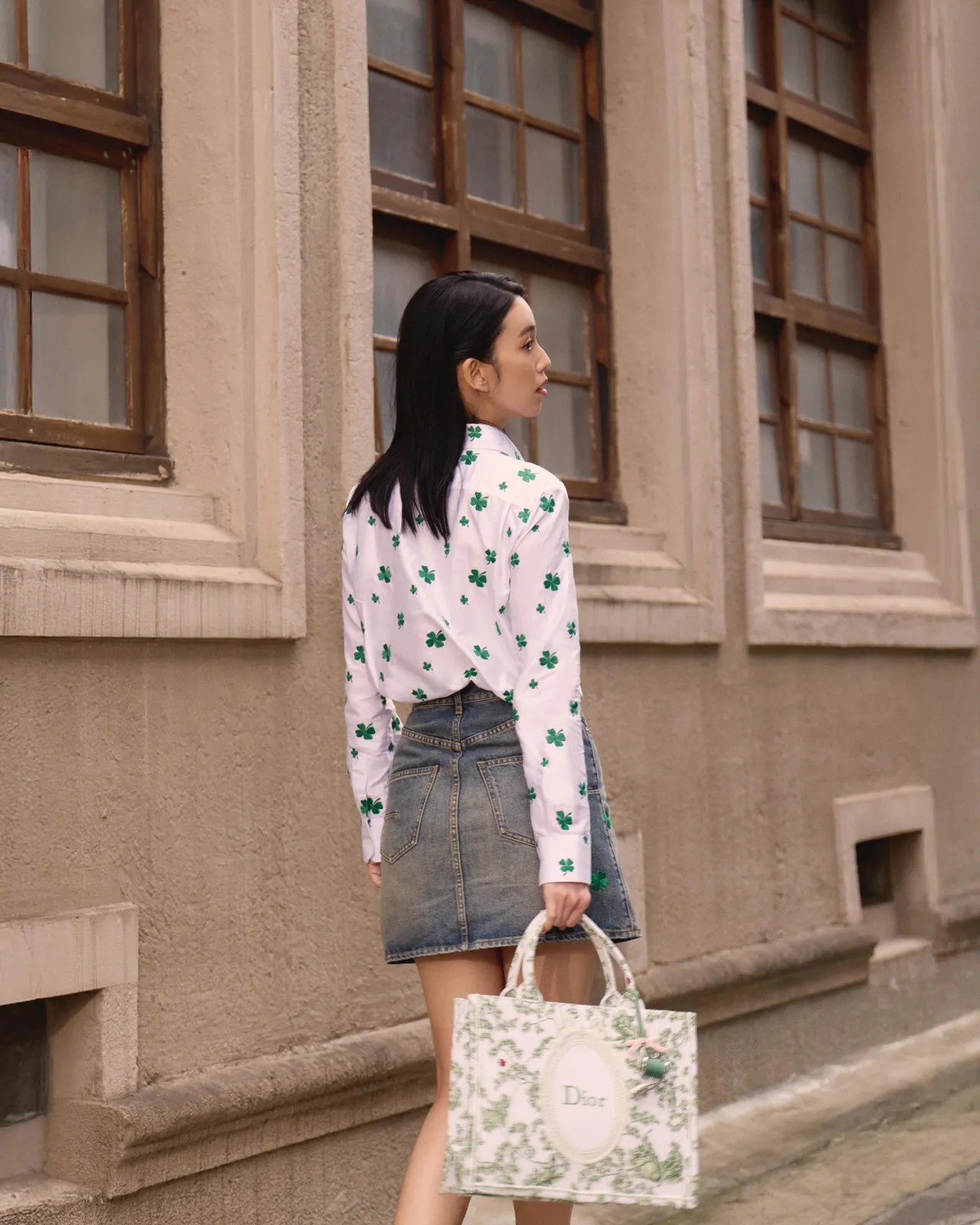 陳庭妮渾身「長滿」幸運草，散發濃濃春日氣息。翻攝陳庭妮IG