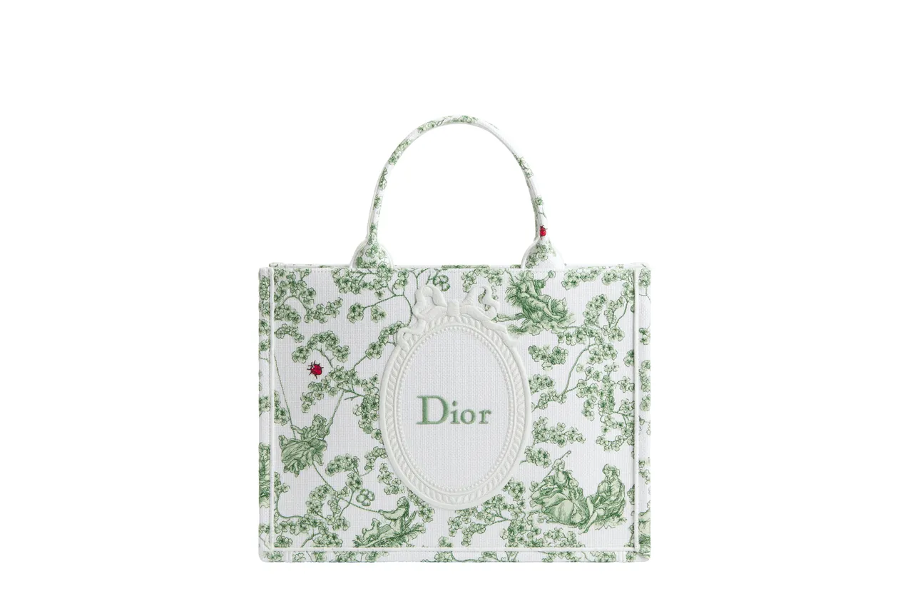 DIOR BOOK TOTE白色TOILE DE JOUY CLOVER刺繡帆布中型托特包，12萬元。品牌提供