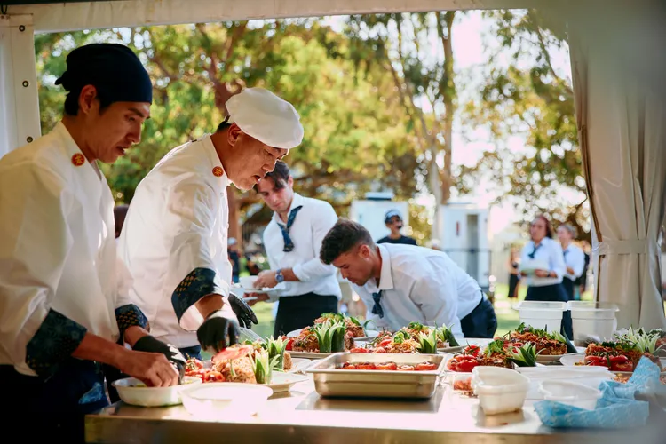 藍正龍（左起）如願成阿男師最佳廚助。三立提供