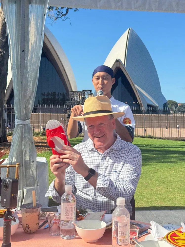 浩子（後）在雪梨歌劇院以英文主持尾牙。三立提供