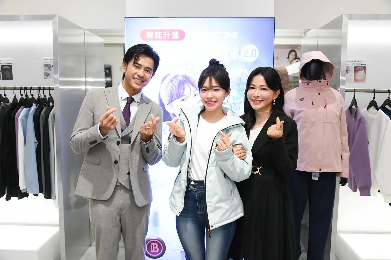 德馨（右）非常佩服李多慧（中）的韌性，左為黃玉榮。三立提供