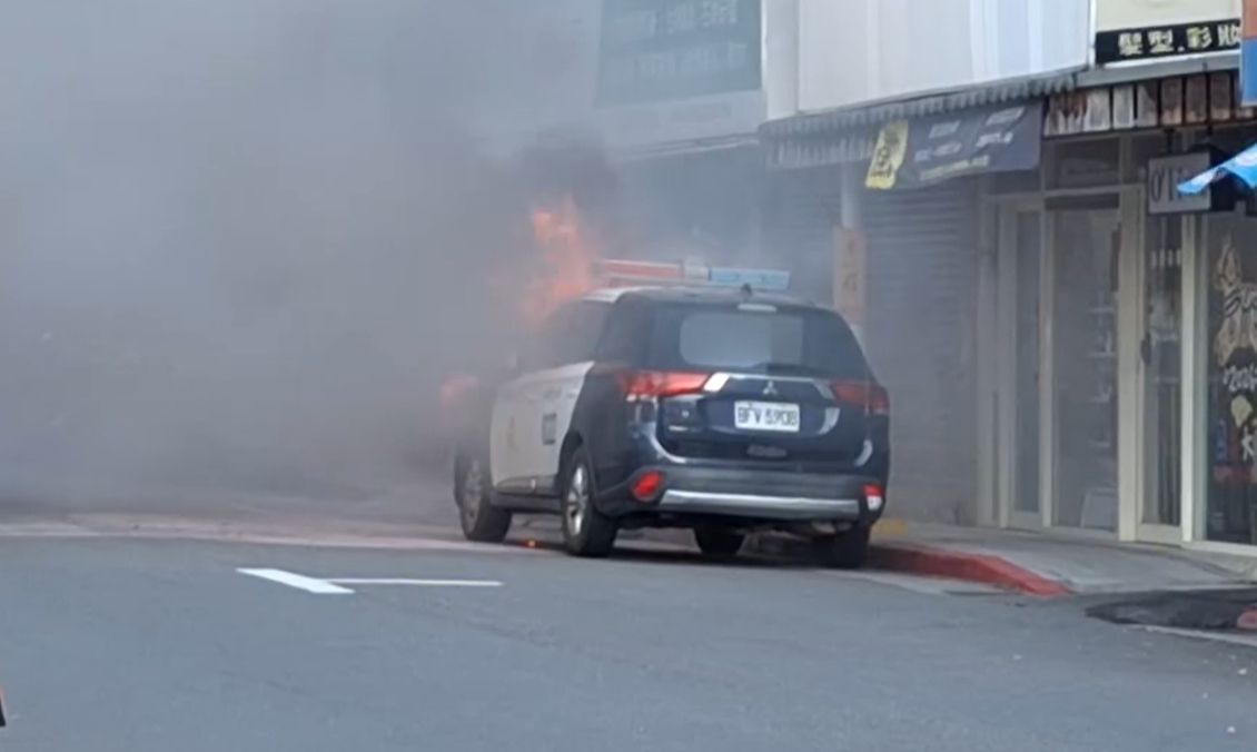 北投警用巡邏車路邊「發爐」!不明原因起火 車頭全燒毀