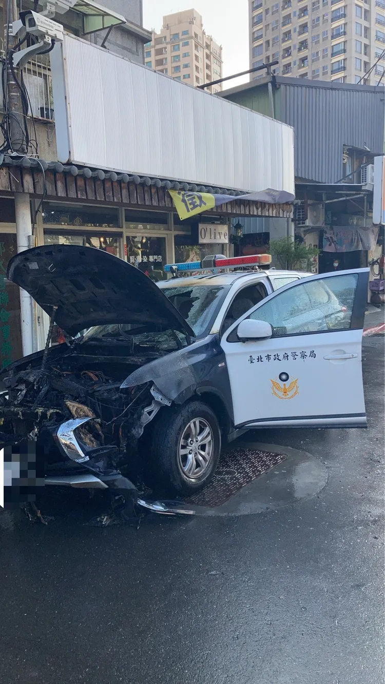 巡邏車車頭燒毀。翻攝畫面