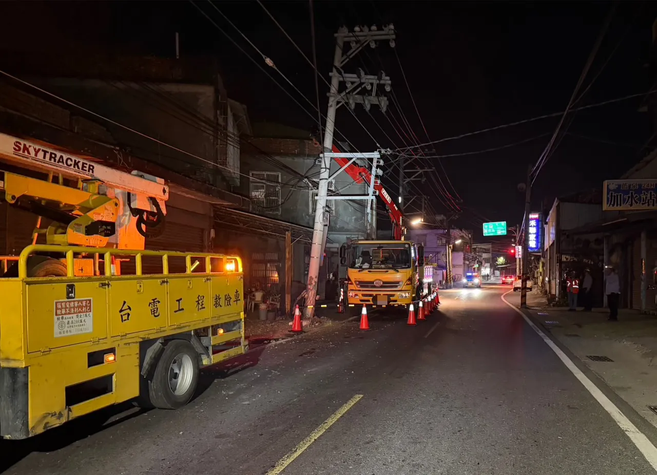 曳引車駕駛精神不濟自撞電桿，台電工程人員急修復。翻攝畫面