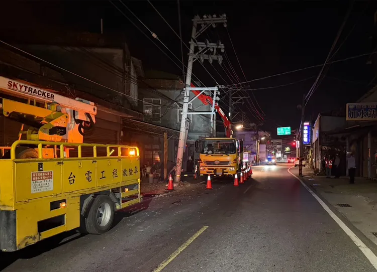 曳引車駕駛精神不濟自撞電桿，台電工程人員急修復。翻攝畫面