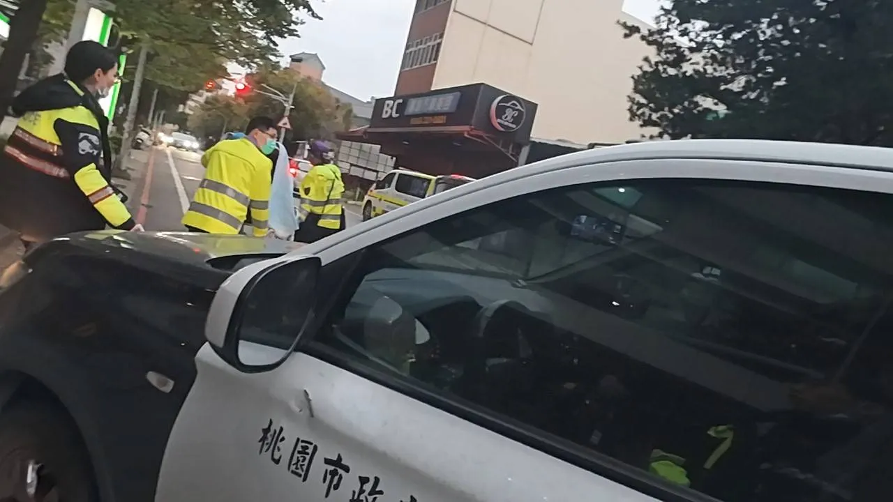 警方強制送醫。桃園警分局提供