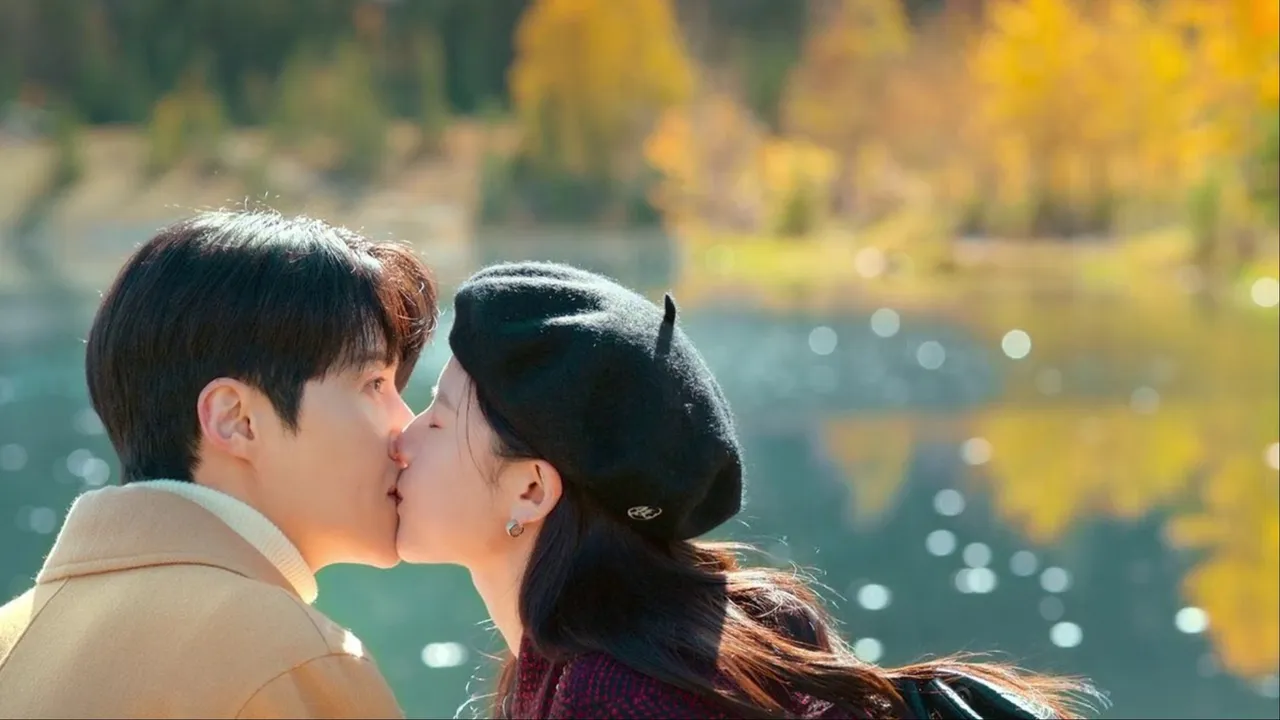 高允貞（右）在偷吻金宣虎（左）的名場面中，戴上MARITHÉ + FRANÇOIS GIRBAUD經典貝蕾帽。翻攝netflixkr IG