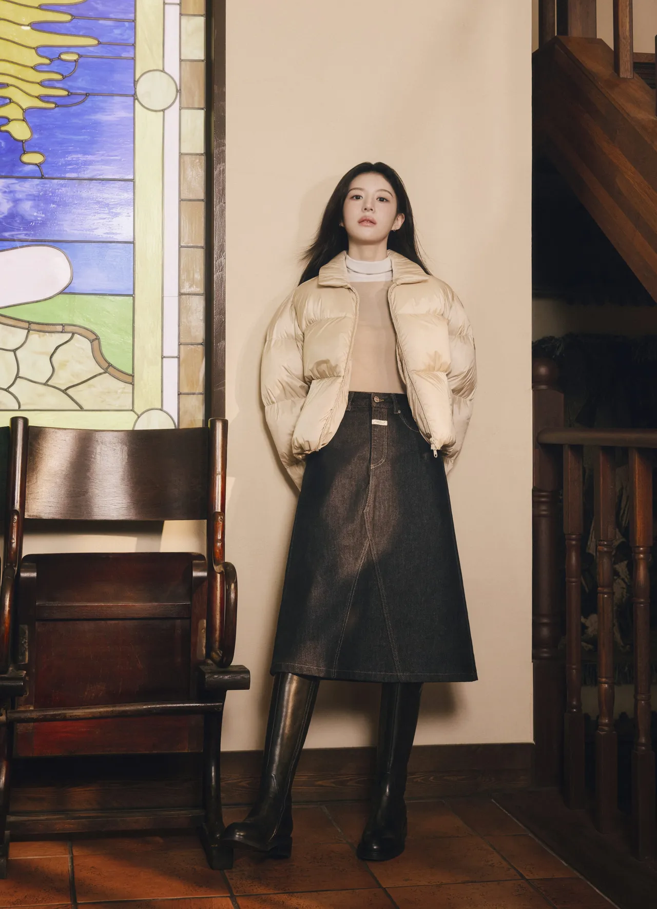 高允貞以羽絨外套搭配牛仔中長裙、長靴。品牌提供