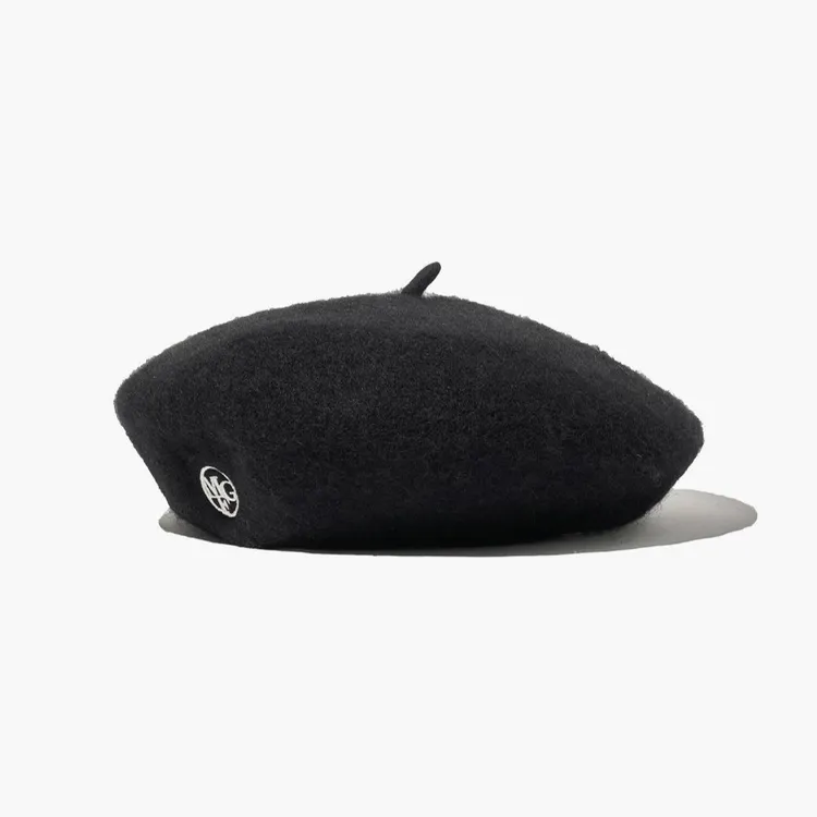 MARITHÉ+FRANÇOIS GIRBAUD金屬銀圓標LOGO羊毛貝雷帽，1690元。品牌提供