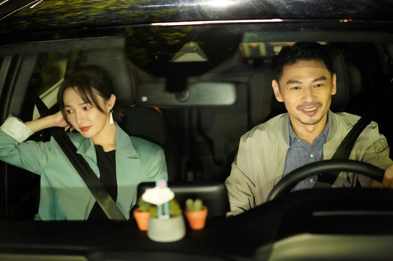 李杏（左）在劇中被阿Ken飾演的前夫梁恕誠，苦苦追求希望復合。彼此影業提供