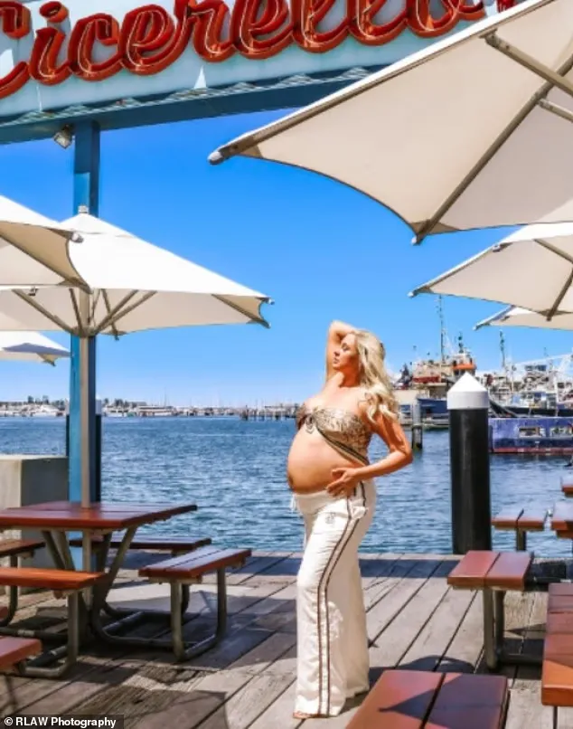 娜歐蜜懷孕時還拍攝一系列孕婦清涼照片。翻攝自X