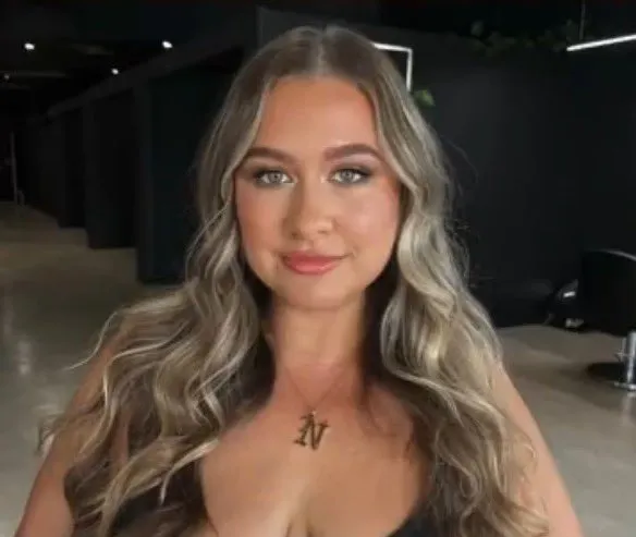 娜歐蜜坦承性侵12歲學生。翻攝自X