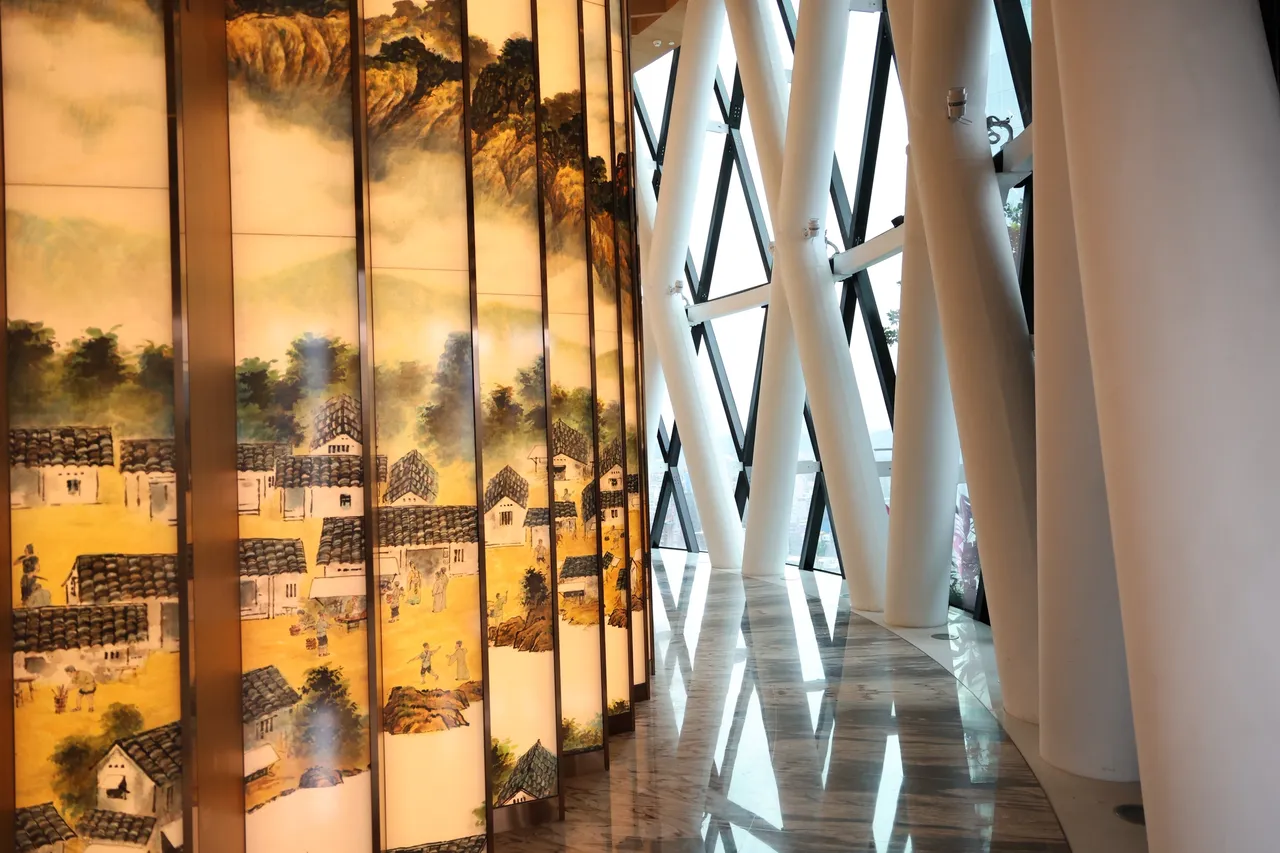 陶朱隱園22樓頂樓，從電梯出來到宴會廳入口處，可看見整個廊道牆面，彷彿一捲古色古香的畫軸，增添「文人騷客」滙聚的藝文氣息。莊宗達攝
