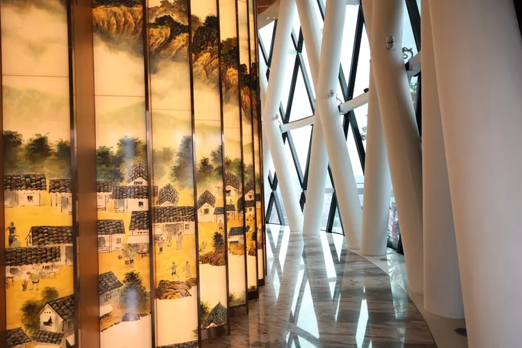 陶朱隱園22樓頂樓，從電梯出來到宴會廳入口處，可看見整個廊道牆面，彷彿一捲古色古香的畫軸，增添「文人騷客」滙聚的藝文氣息。莊宗達攝