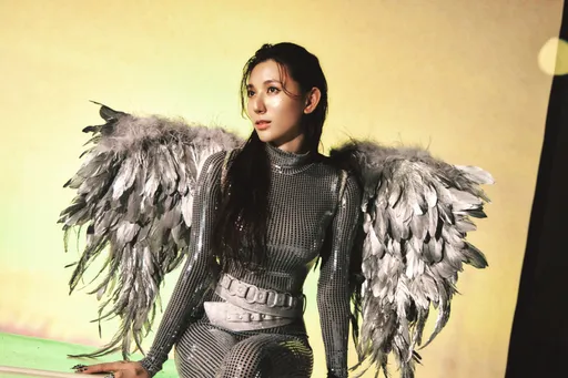 Haezee坐棺材上开唱　硬ㄍㄧㄥ平静神情：真的很考验演技