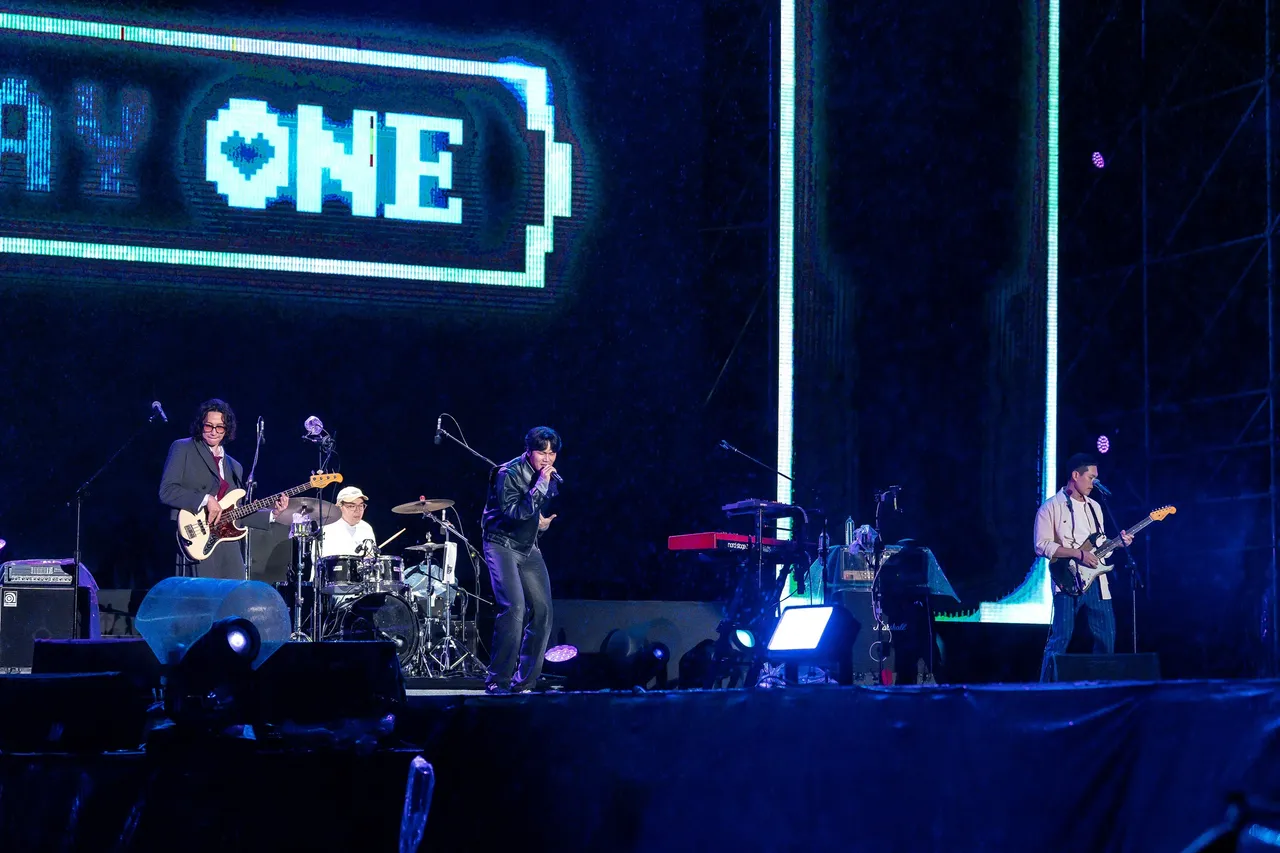 宇宙人以歌声陪台下观众迎向2026年。TVBS提供