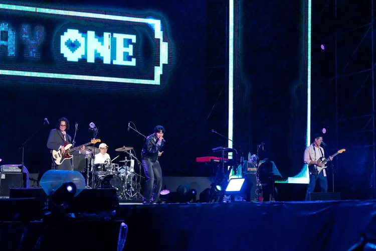 宇宙人以歌聲陪台下觀眾迎向2026年。TVBS提供