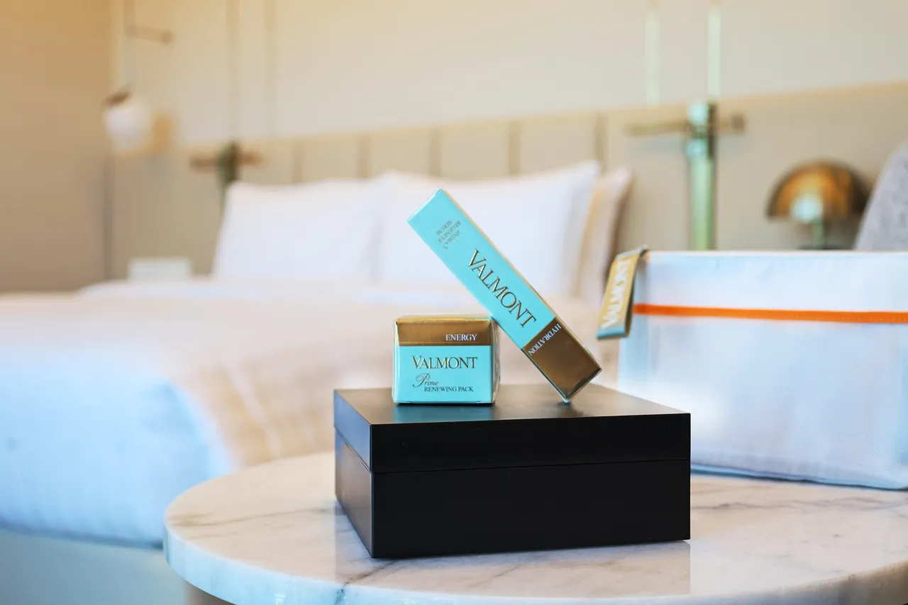 台北漢來大飯店每房加贈Valmont品牌化妝包乙個、 肌密更新面膜(15ml)乙份、3D智慧凝水精華(15ml)乙份(價值8000元) 。業者提供