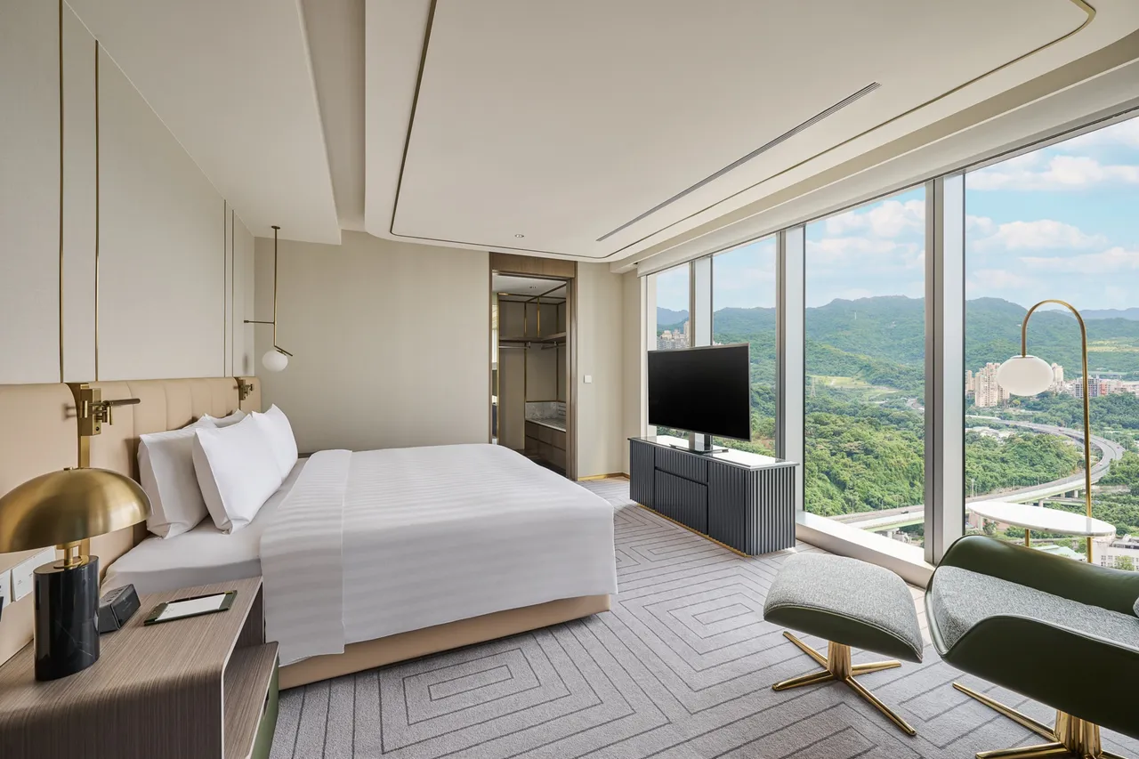 雙人入住台北漢來大飯店行政豪華套房，尊享貴賓軒行政酒廊禮遇、島語雙人自助早餐，重新定義情人節的浪漫高度。業者提供