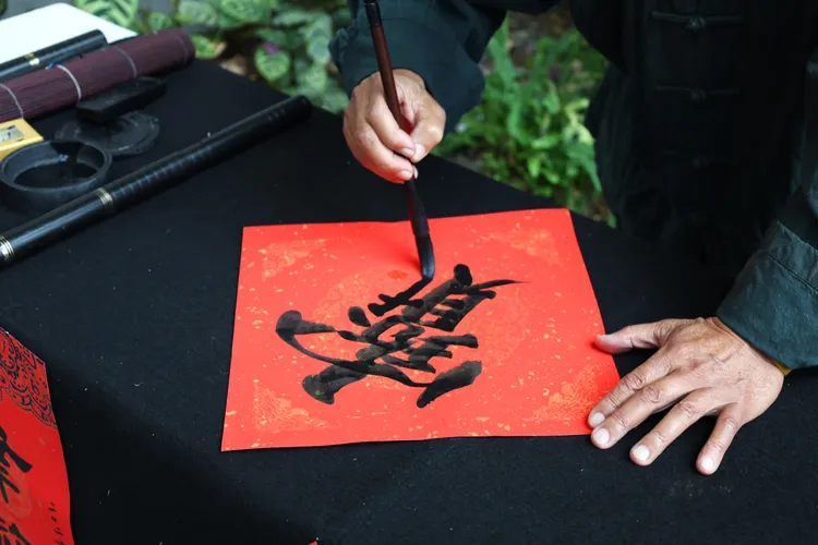 漢來日月行館春節活動邀請在地書法家寫春。業者提供