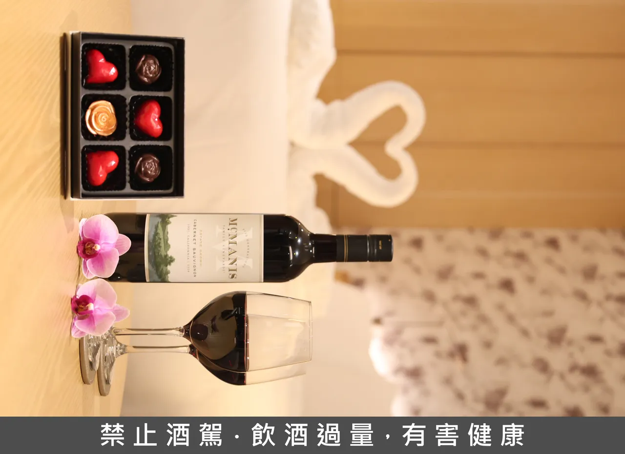 漢來日月行館情人節住房專案凡入住任一房型的一泊二食專案，加價520元享禮包組合。業者提供