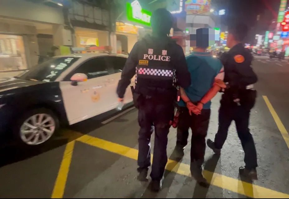 許男酒駕逆向逃逸，遭警方逮捕。翻攝畫面