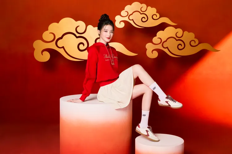 舒華換上紅色帽T、米白短裙，搭配HOTSHOT德訓鞋。品牌提供