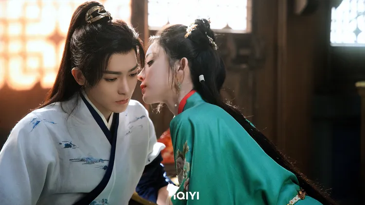 侯明昊（左）與古力娜扎拍吻戲都會笑場。iQIYI愛奇藝國際版提供