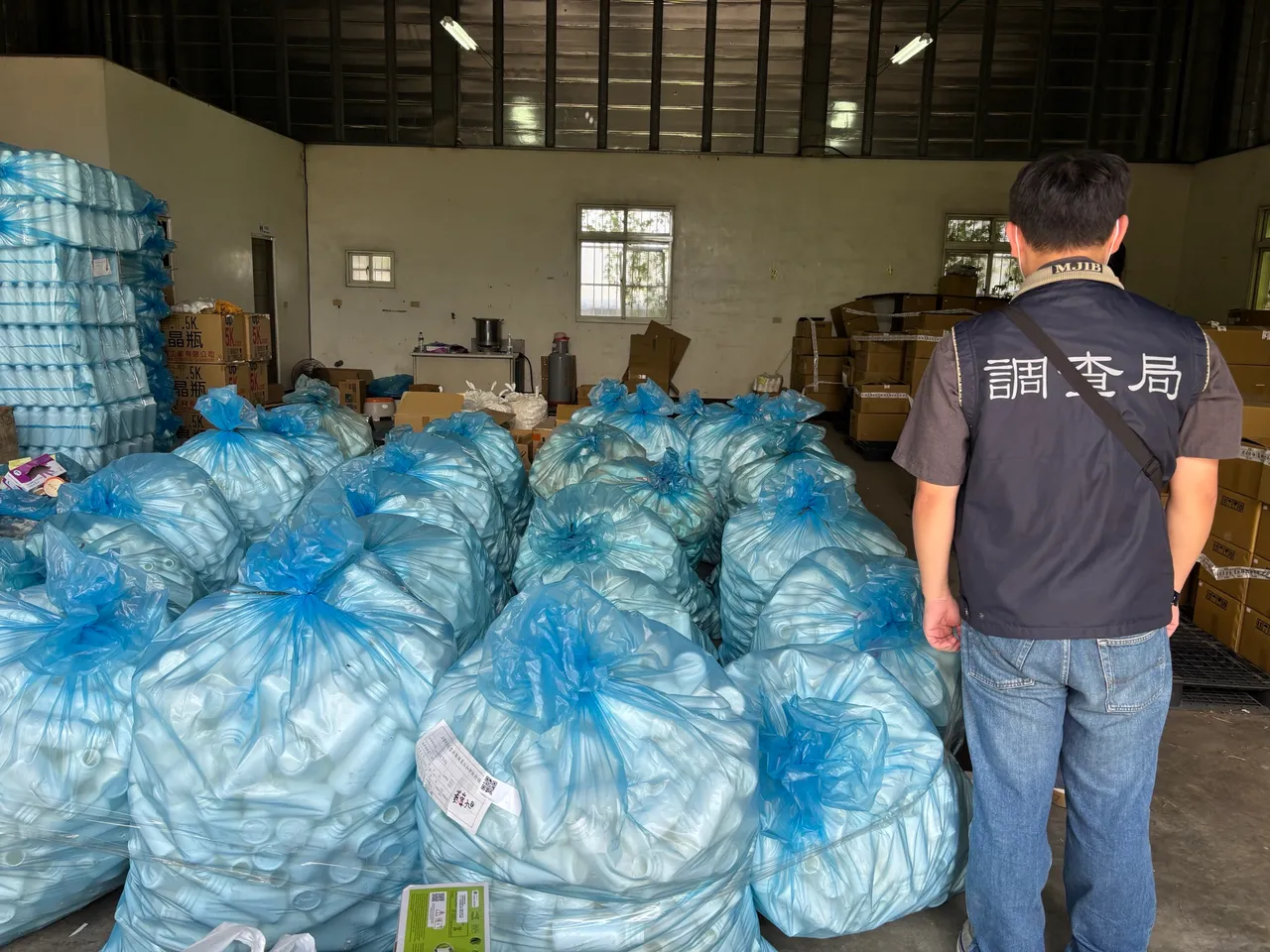 檢調去年查獲約6公噸成品，還有可以製作8公噸偽藥的800公斤原料。檢方提供