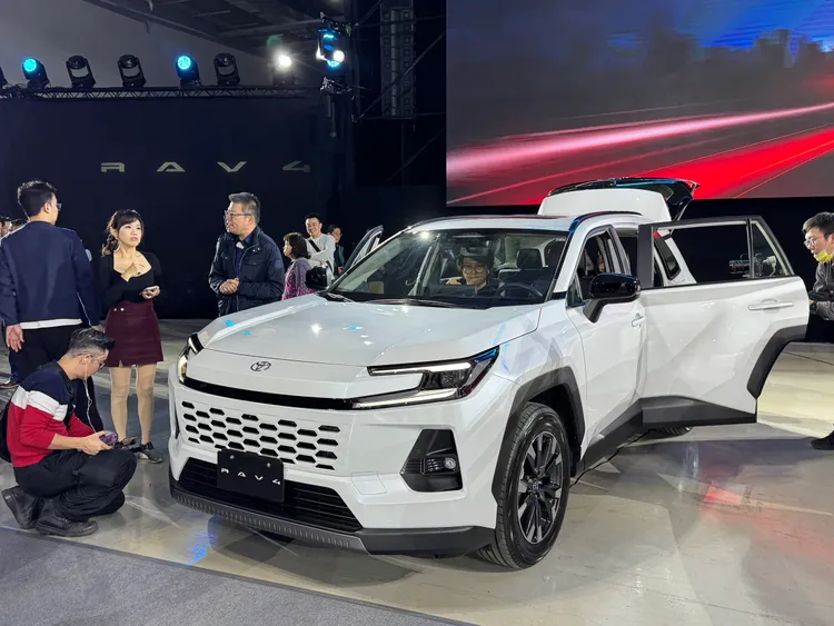 標準版外觀設計，主視覺以蜂巢式水箱護罩呈現。林浩昇攝