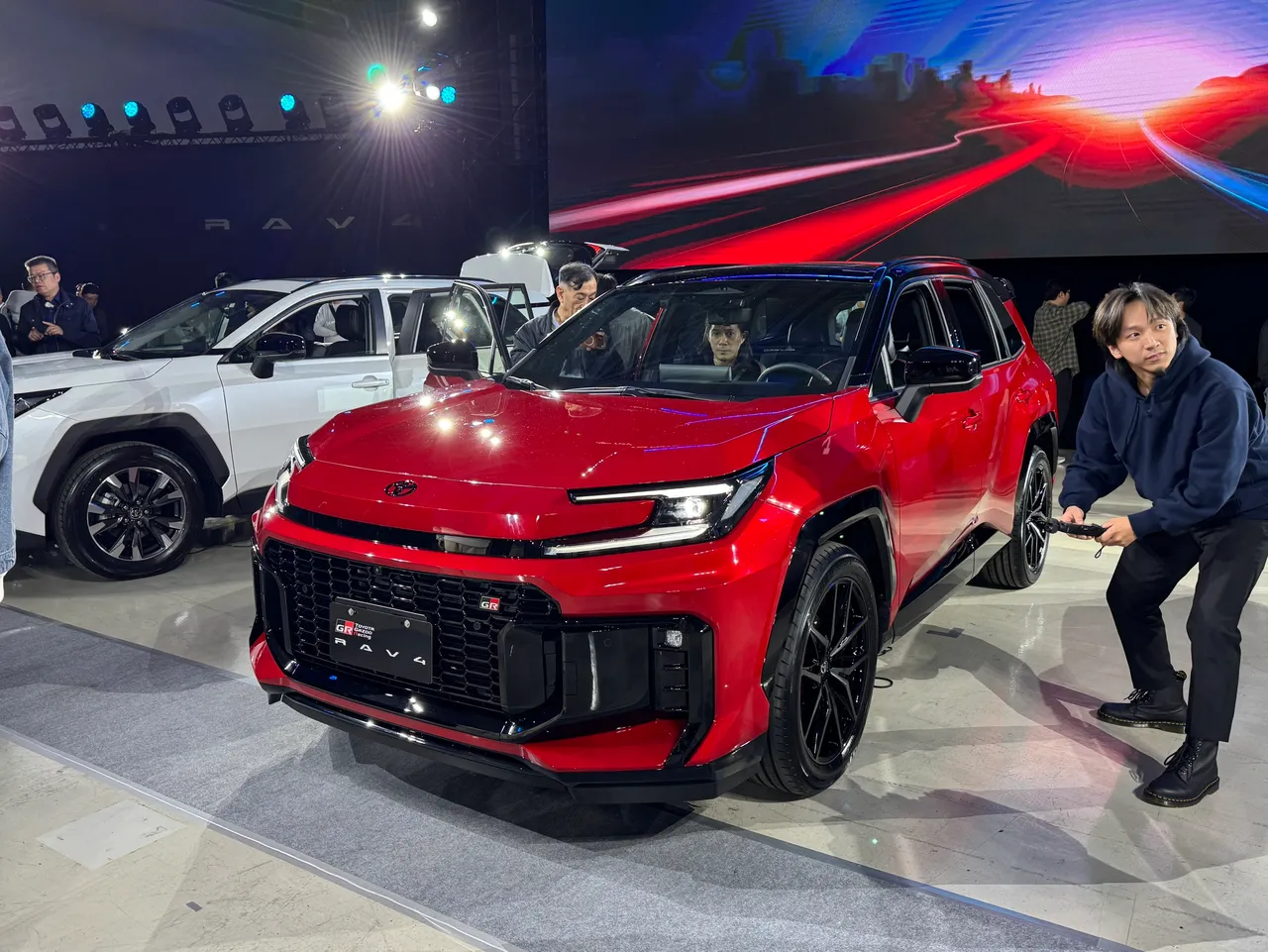 以賽道運動化風情打造內外風格的GR Sport 4WD版本。林浩昇攝