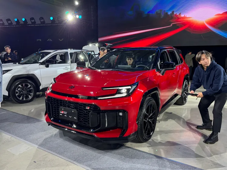 以賽道運動化風情打造內外風格的GR Sport 4WD版本。林浩昇攝