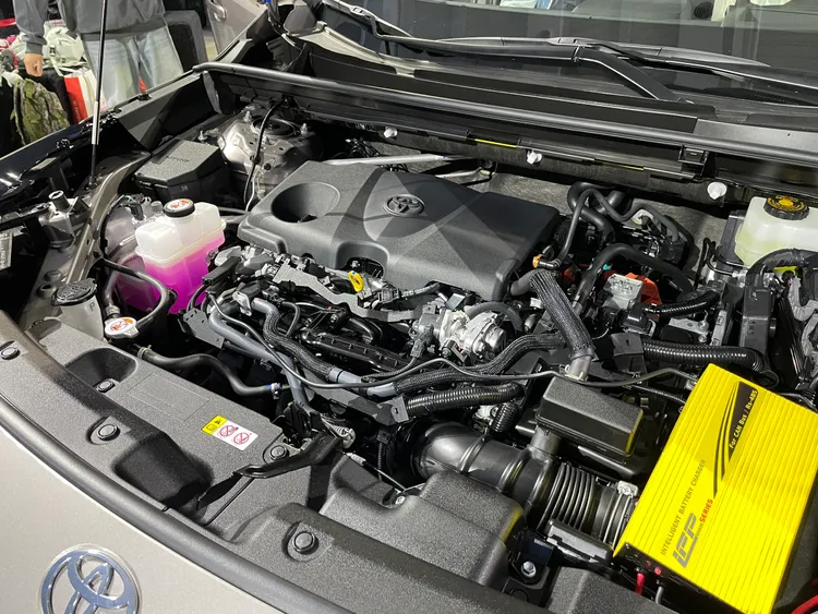 全新RAV4採用第五代油電混合系統，前驅車型最大綜效馬力達229匹，油耗表現最高可達每公升24公里。林浩昇攝